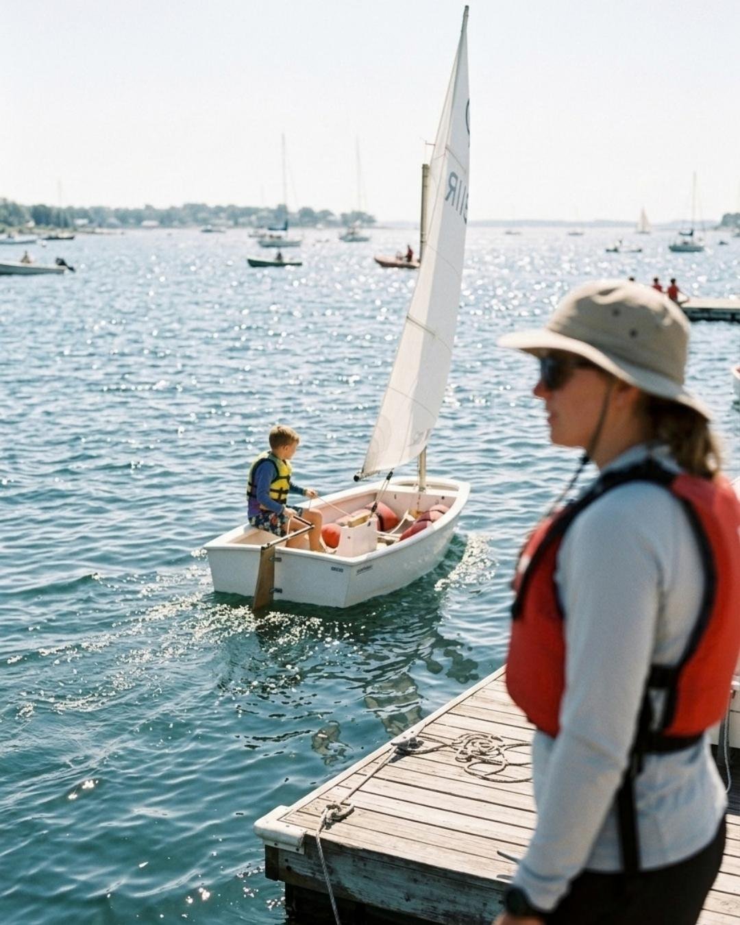 Ein Segellehrer mit einem Schüler am Steg — Website für ein Wassersportzentrum mit Kajakverleih