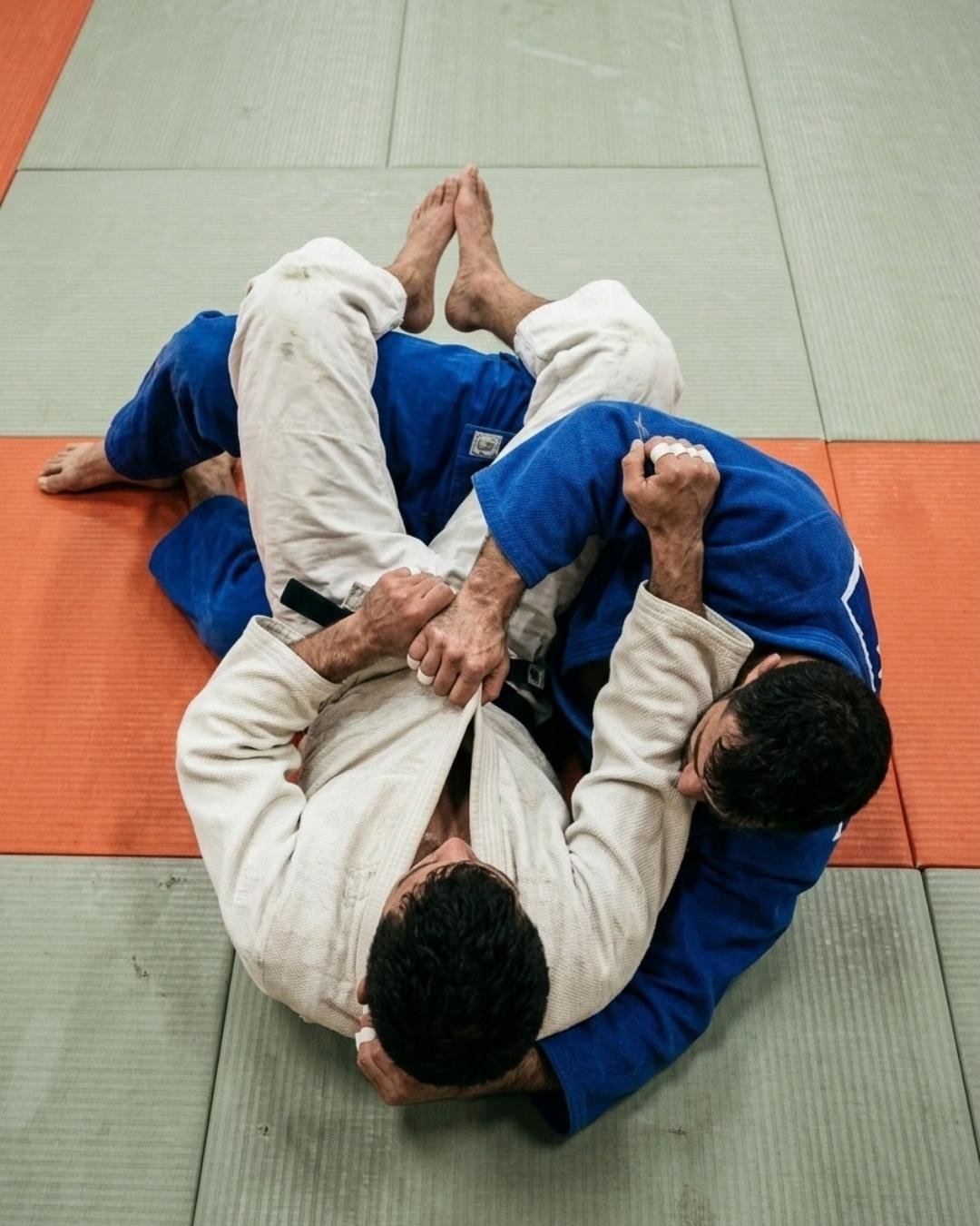 Un combattimento di jiu-jitsu a terra visto dall'alto — illustrazione della pagina club di arti marziali e MMA di BetterSport