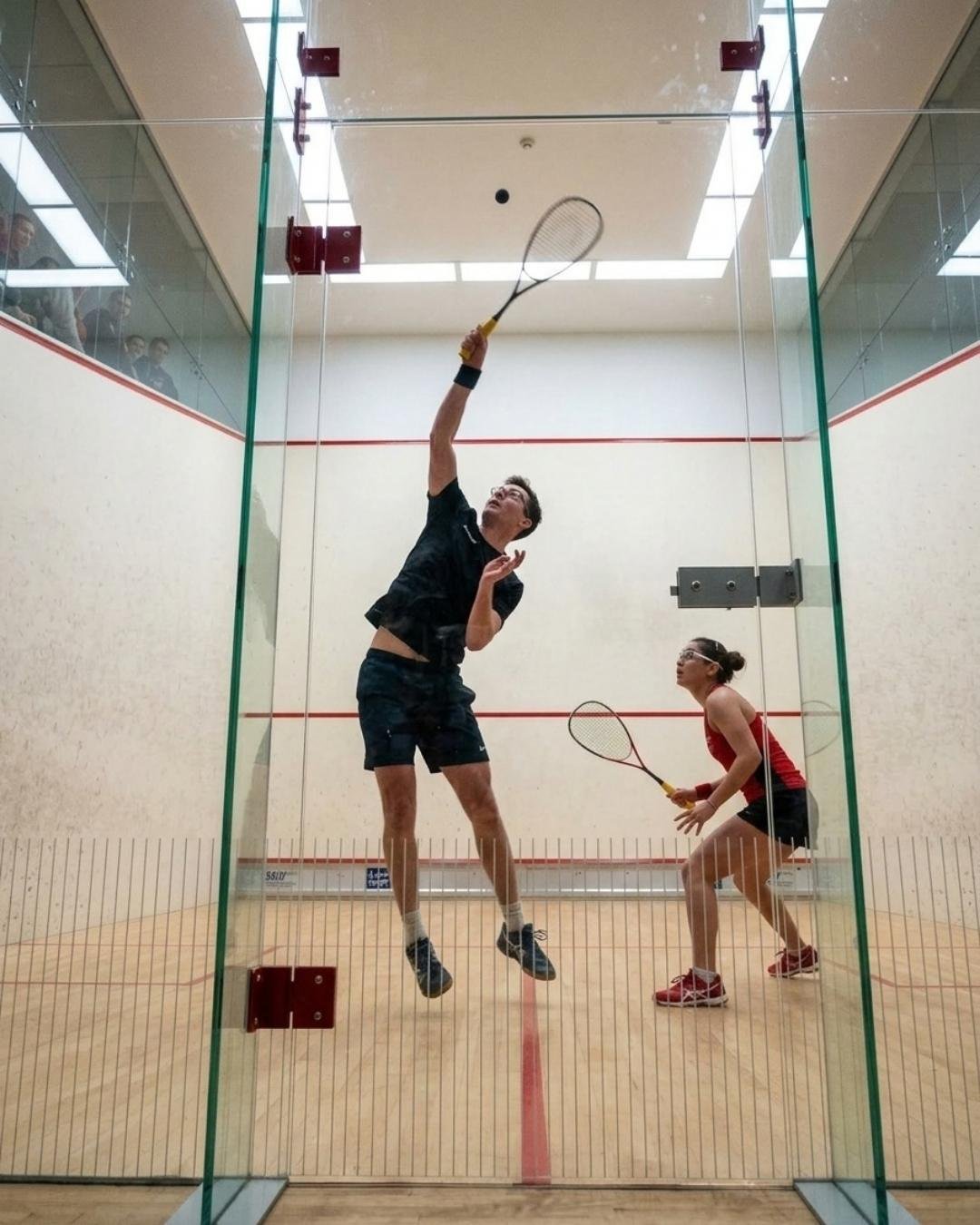 Ein Squash-Aufschlag im Glascourt — Website eines Squash-Clubs