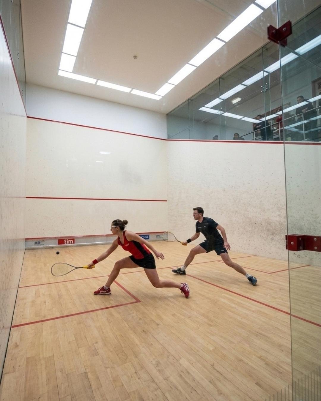 Zwei Squashspieler in Bewegung auf dem Court — Website-Erstellung für Squash-Clubs