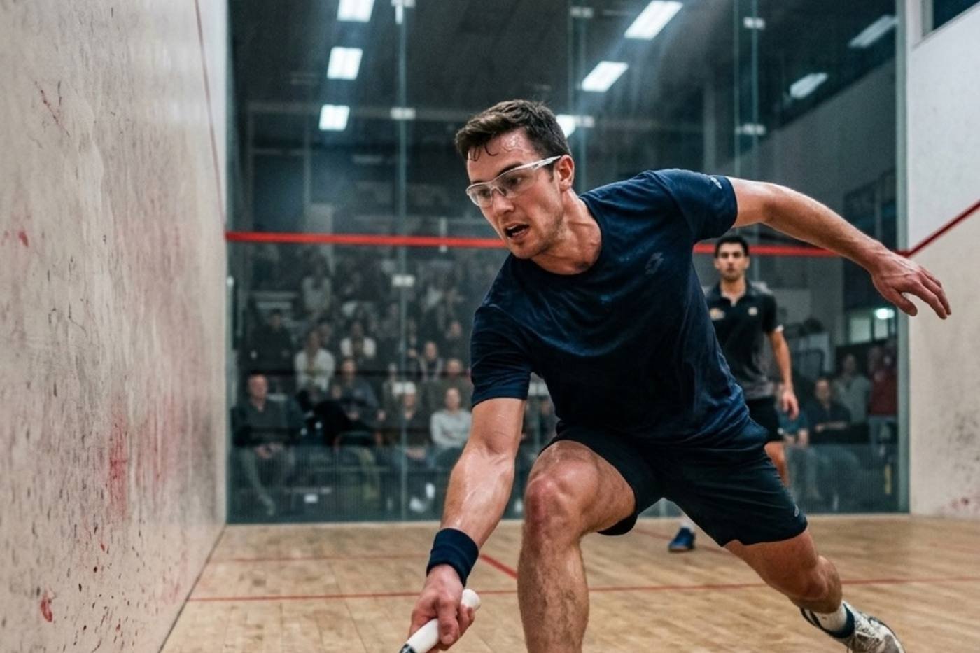 Ein Squashspieler an der Stirnwand — Website-Erstellung für Squash-Trainer